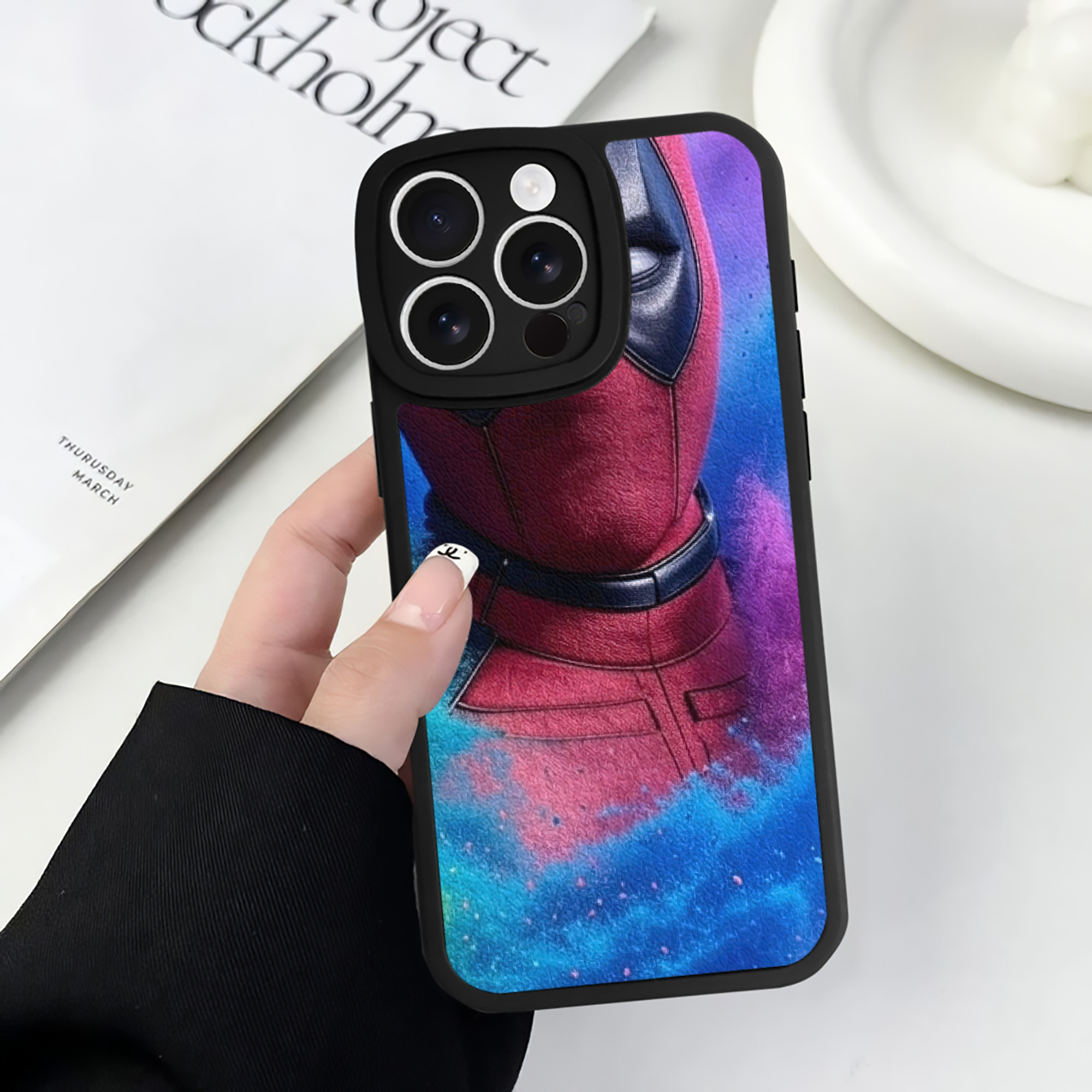 （画像用） Deadpool デッドプール 【iPhone 16シリーズ対応】シリコンスマホケース（レザー調） 材質：シリコン